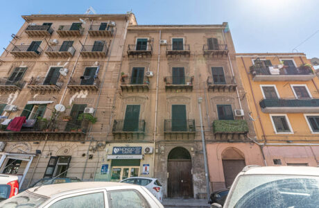 Trivani di mq 115, sito al 2° piano di un edificio di 3 piani totali senza ascensore del 1939 in discreto stato.