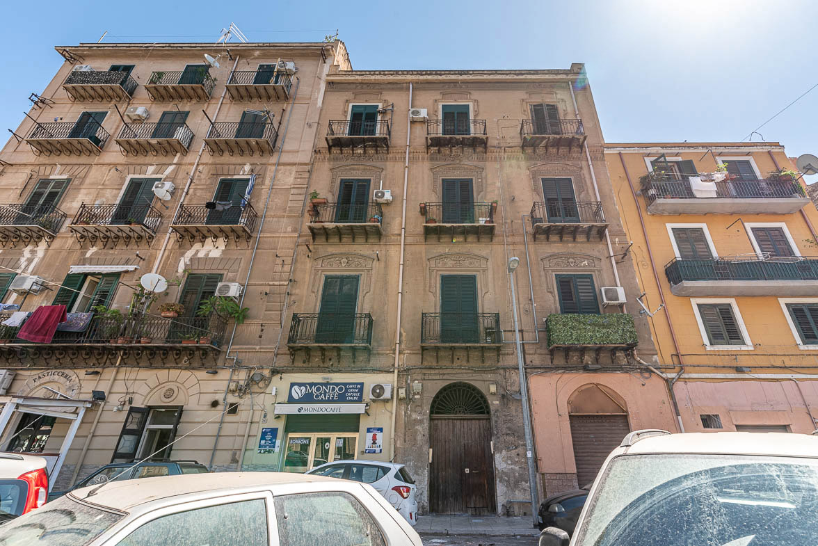 Trivani di mq 115, sito al 2° piano di un edificio di 3 piani totali senza ascensore del 1939 in discreto stato.