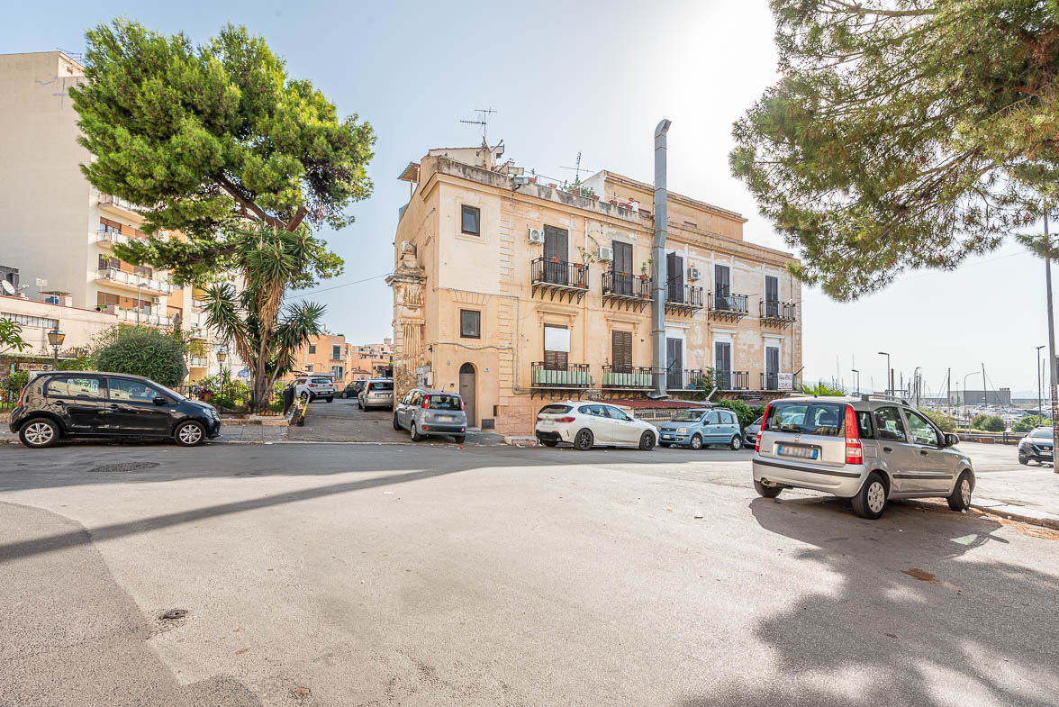 4 vani di mq 110, sito al 1° piano di un edificio di soli 2 piani totali senza ascensore del 1940 in ottimo stato.